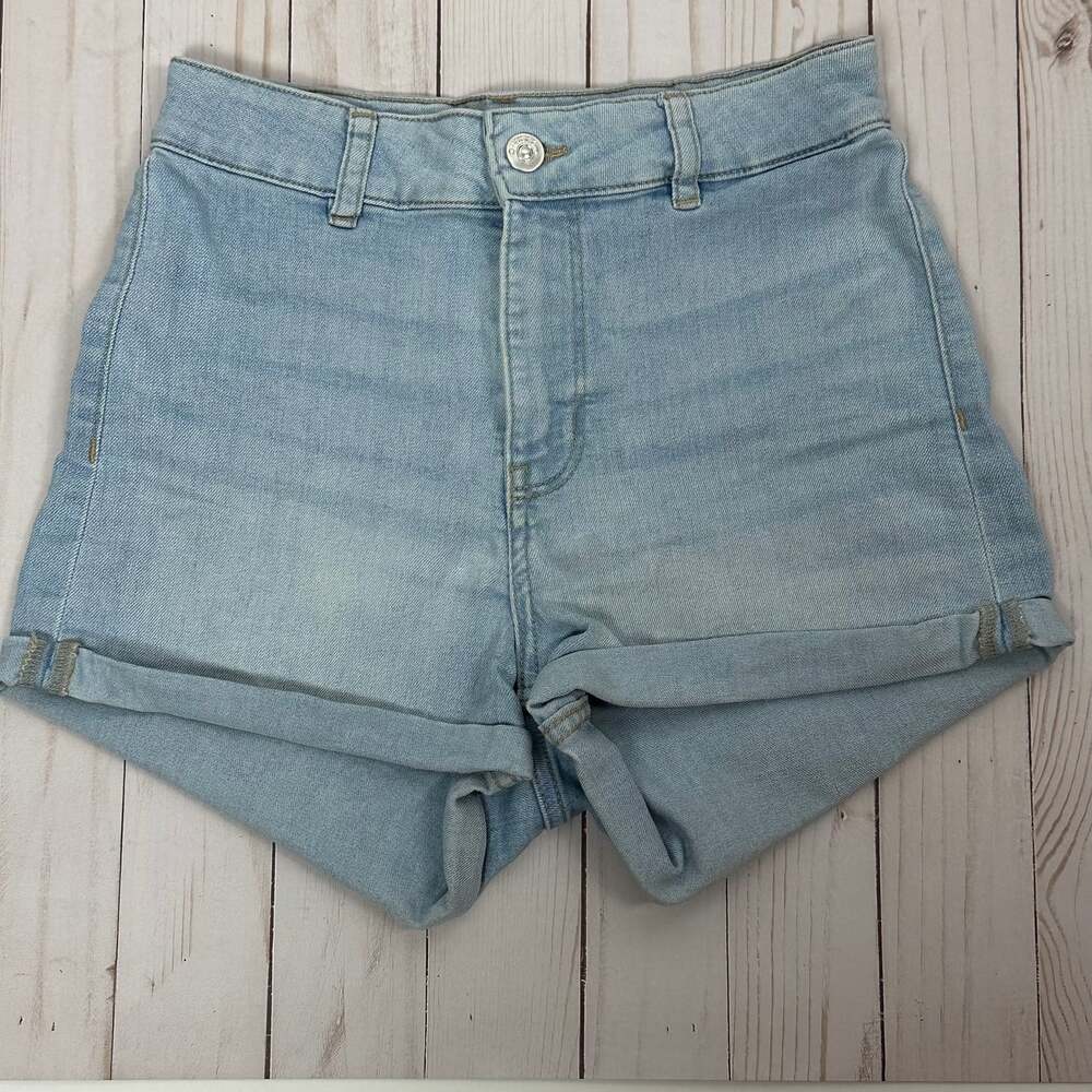 DIVIDED by H&M high-waisted denim shorts in classic light wash - size 4